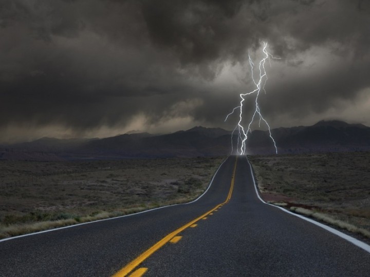Lightning over a desert highway-800x600